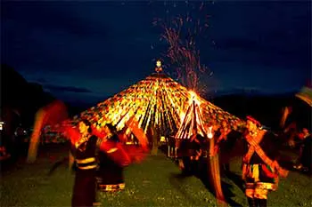 Tibetans are good at dancing and singing