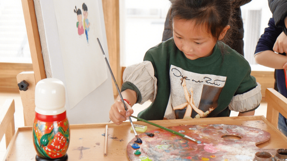 Russian nesting dolls painting