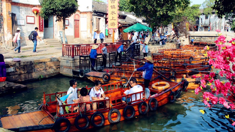 Students Taking Boat to Tour Tongli Water Town