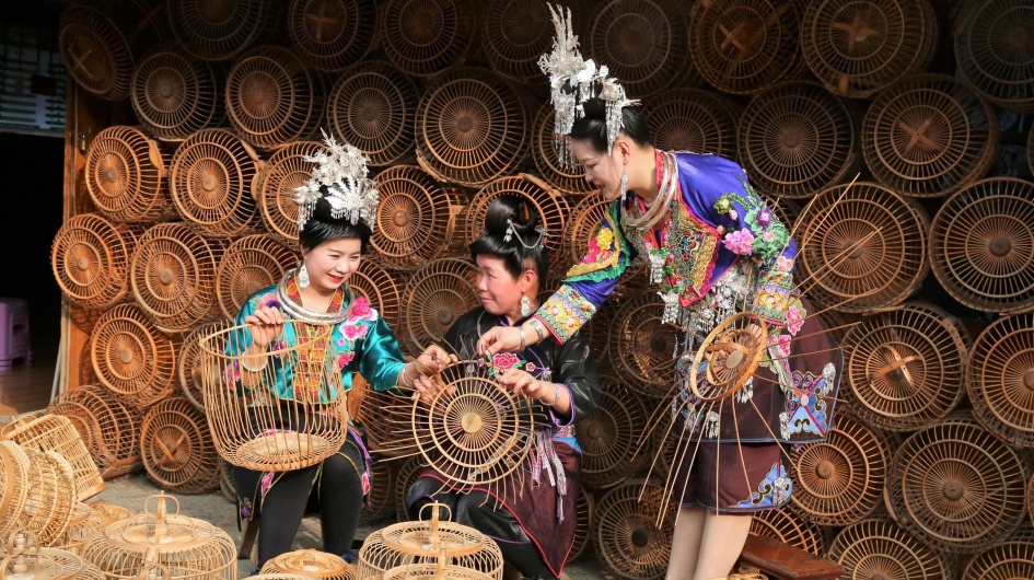 Miao women in Danzhai are making birdcages
