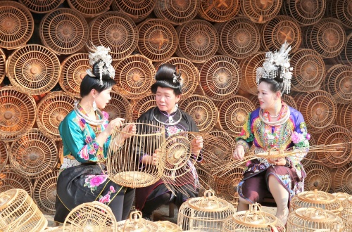 Miao women are weaving birdcages