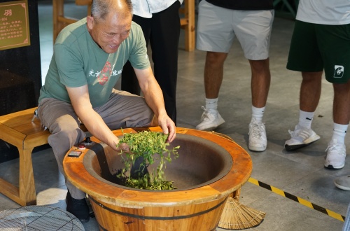 Fixing (drying tea leaves with high-temperature roasting/steaming)